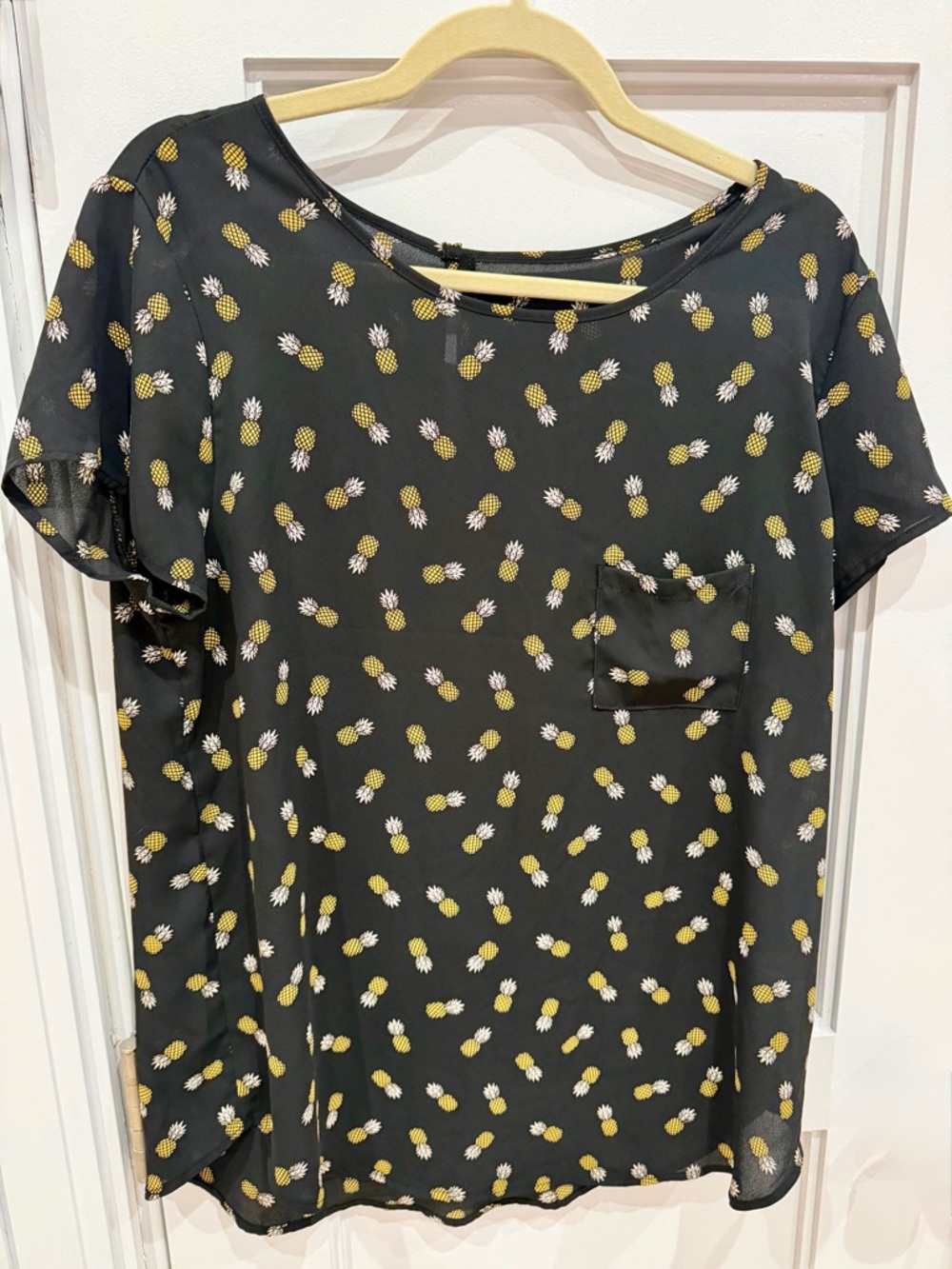 Women's Black Pineapple Print Short Sleeve Top